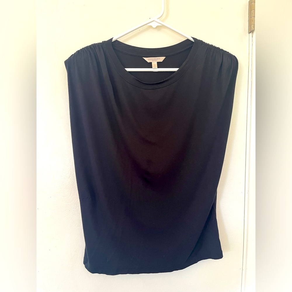 Banana Republic threadsoft tee black with rouched lightly padded shoulders